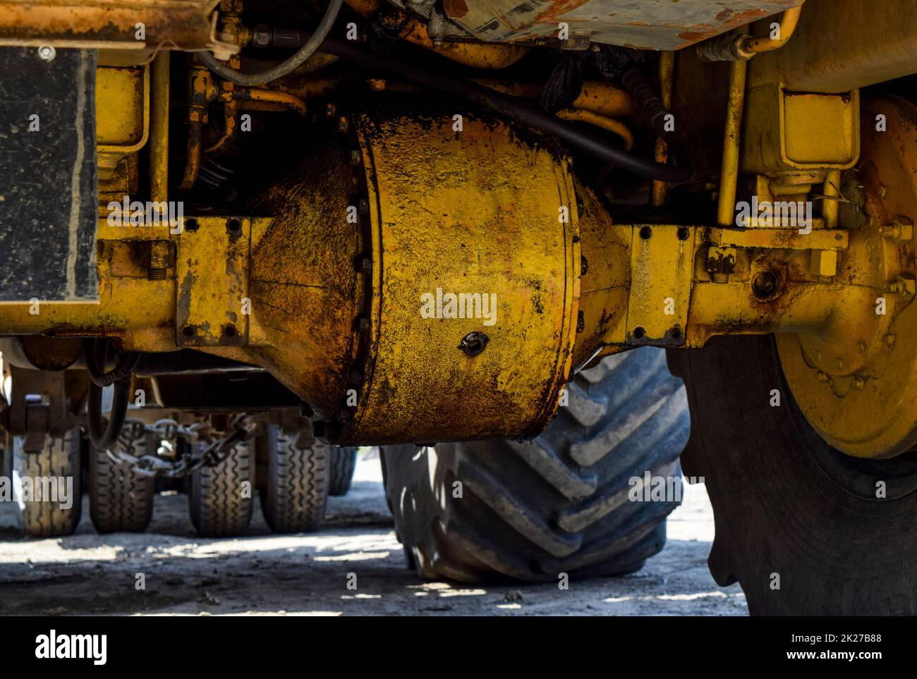 Ausbau der Achse des Schleppers. Stockfoto