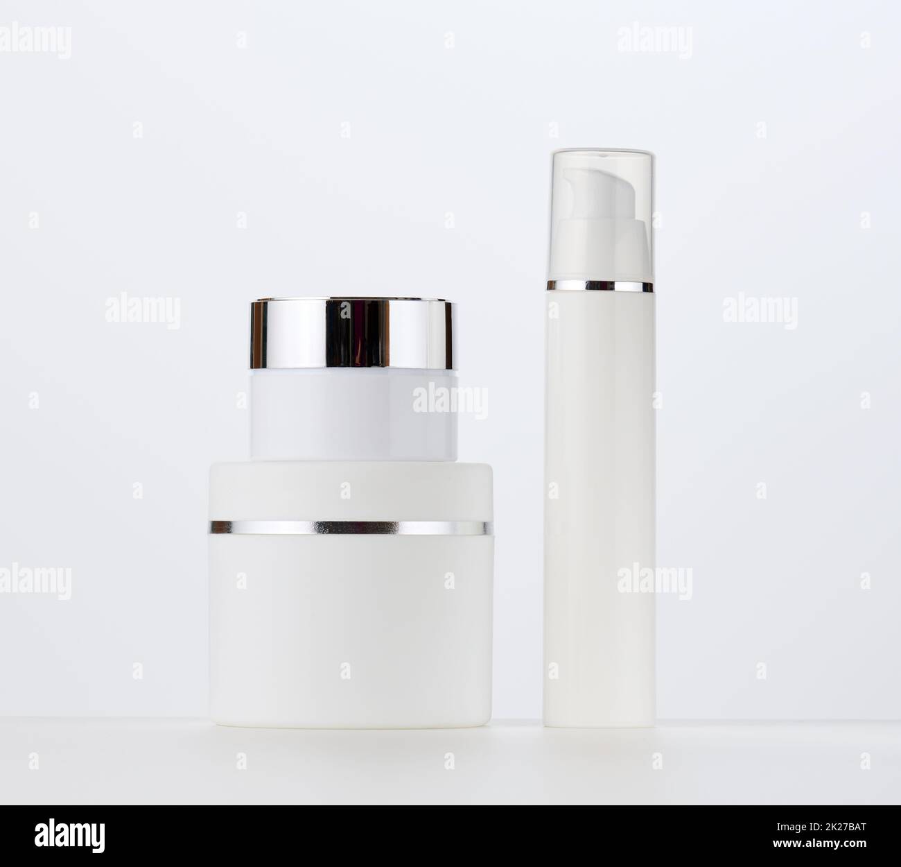 Weißer runder Kunststoffbehälter und -Flasche für kosmetische Produkte. Leer für Branding-Produkte Stockfoto