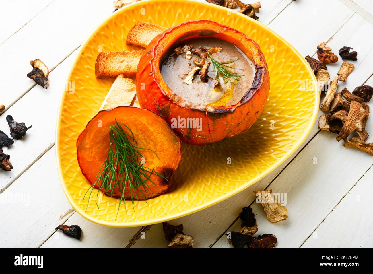 Schüssel mit Herbstpilzcremesuppe Stockfoto