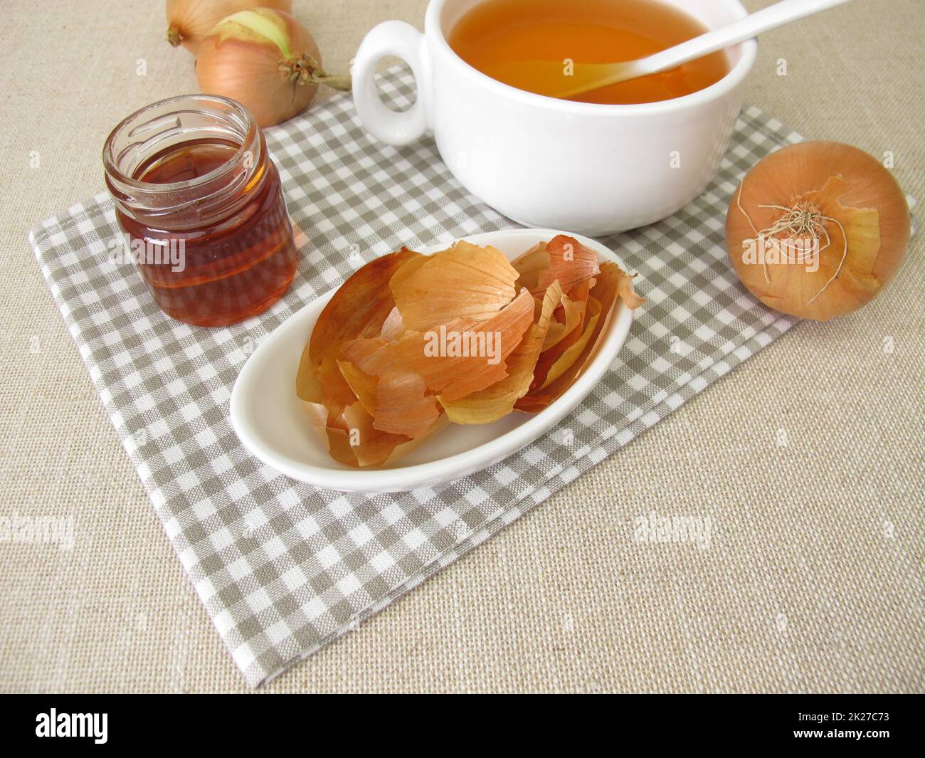 Eine Tasse Zwiebelschalen-Tee mit Honig Stockfoto