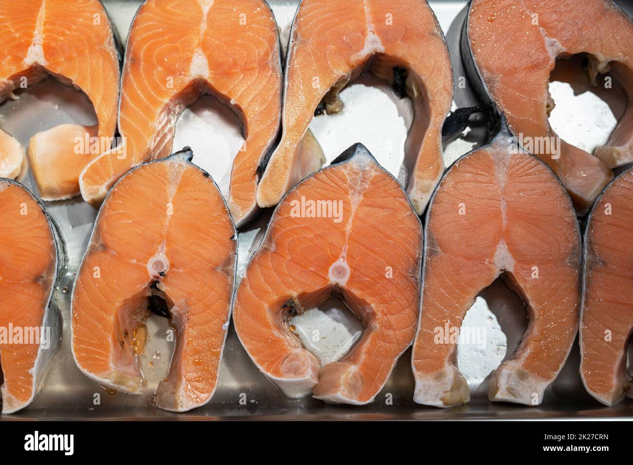 Lachssteaks, Fisch aus nächster Nähe auf einem Markt Stockfoto