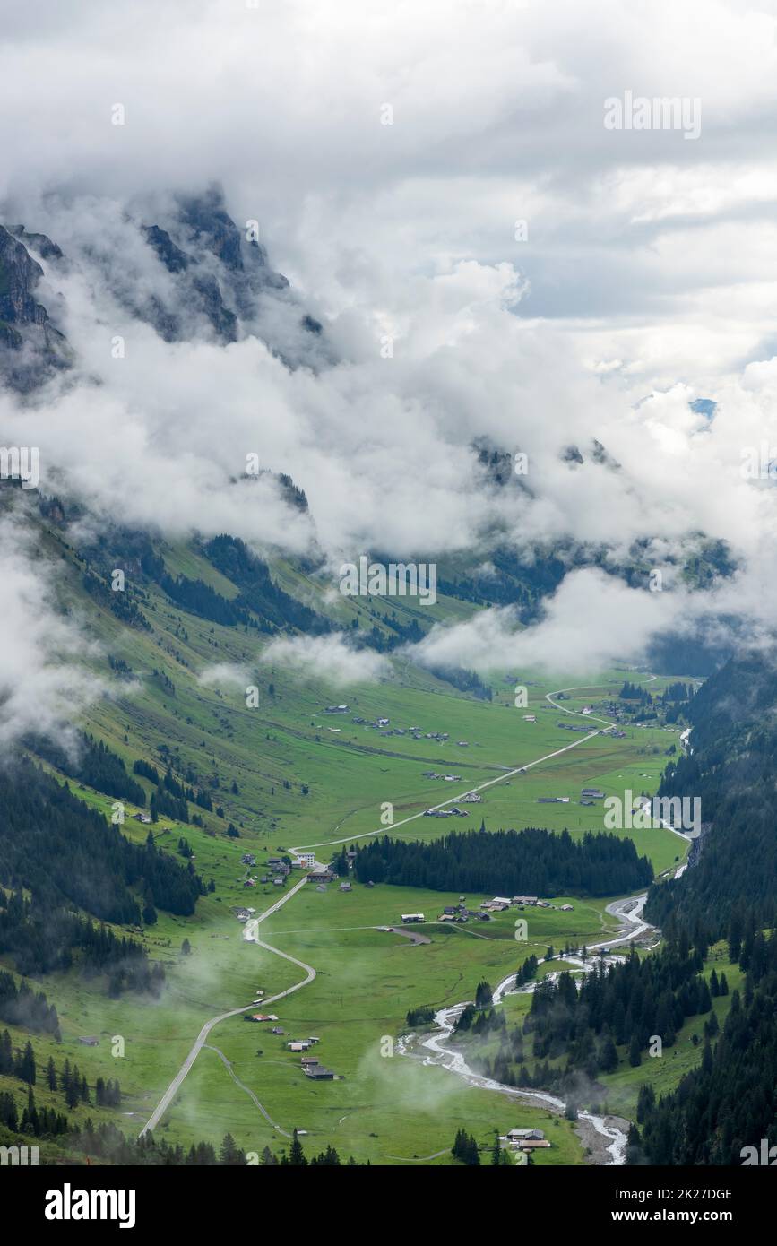 Typische Alpenlandschaft der Schweizer Alpen in der Nähe der Klausenstraße, Spiringen, Kanton Uri, Schweiz Stockfoto