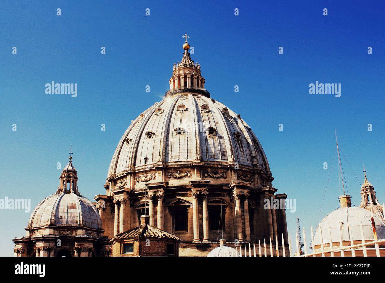 Kuppel der St. Peters Basilica im Vatikan, Rom, Italien gegen blauen Himmel Stockfoto