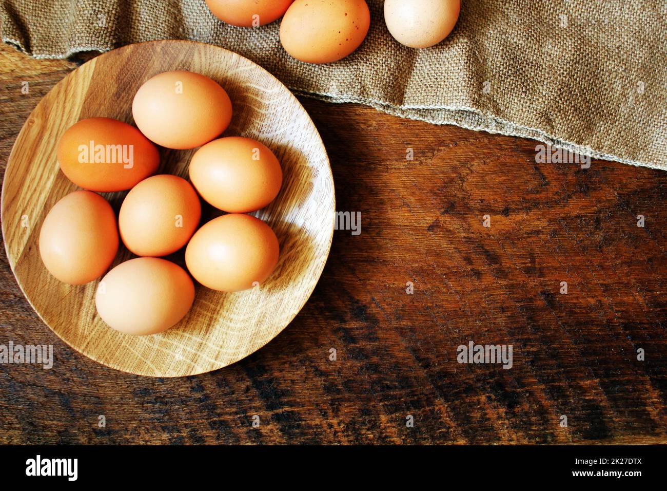 Rustikaler Holztisch mit Ei. Ansicht von oben. Stockfoto