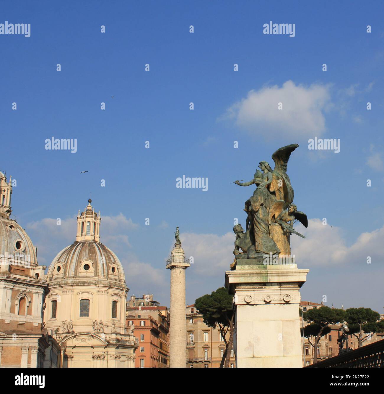 Kirche Santa Maria di Loreto und Statue vor Nationaldenkmal von Victor Emmanuel II, Rom, Italien Stockfoto