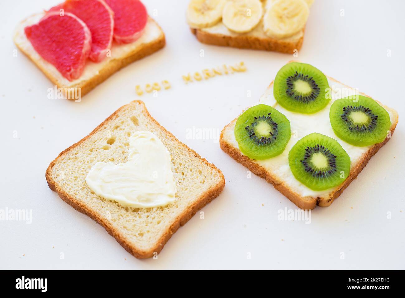 Helle gemischte Sandwiches zum Frühstück, Good Morning Inscription Stockfoto