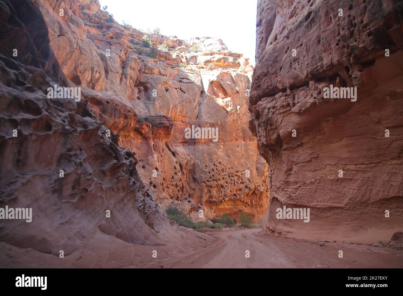 Ein Off-Road-Abenteuer in einem engen verlassenen Canyon im Capitol Reef National Park Stockfoto