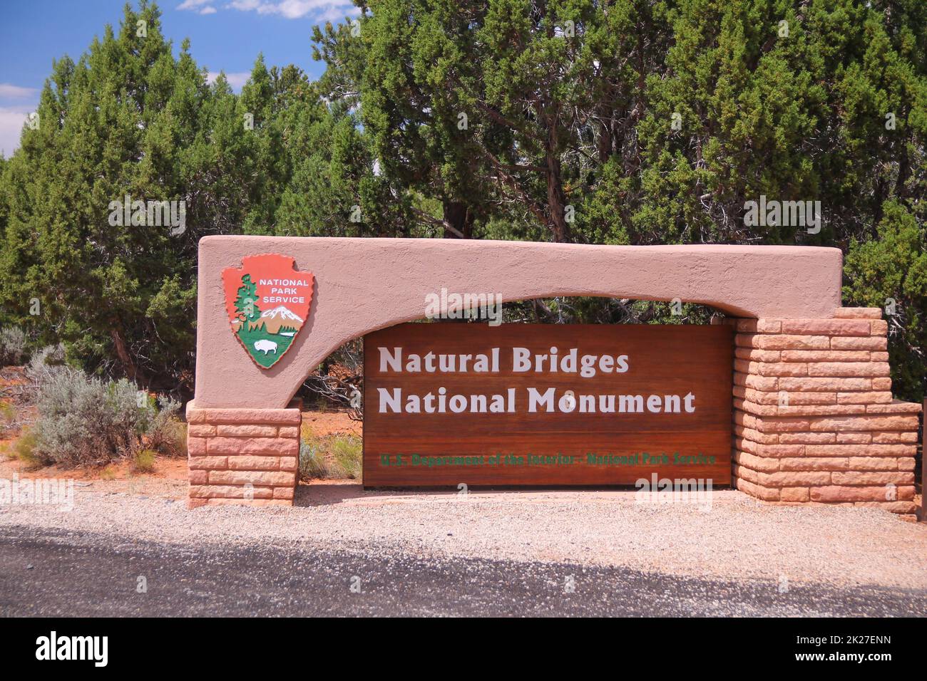 Das Schild mit dem traditionellen Natural Bridges National Monument am Eingang des Parks Stockfoto