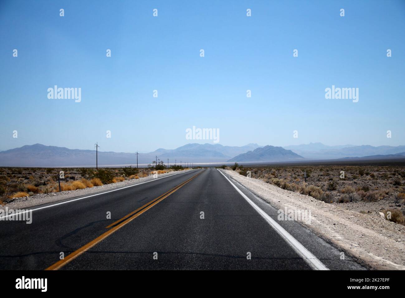 Der lange Weg zwischen der Death Valley Wüste und Las Vegas Stockfoto