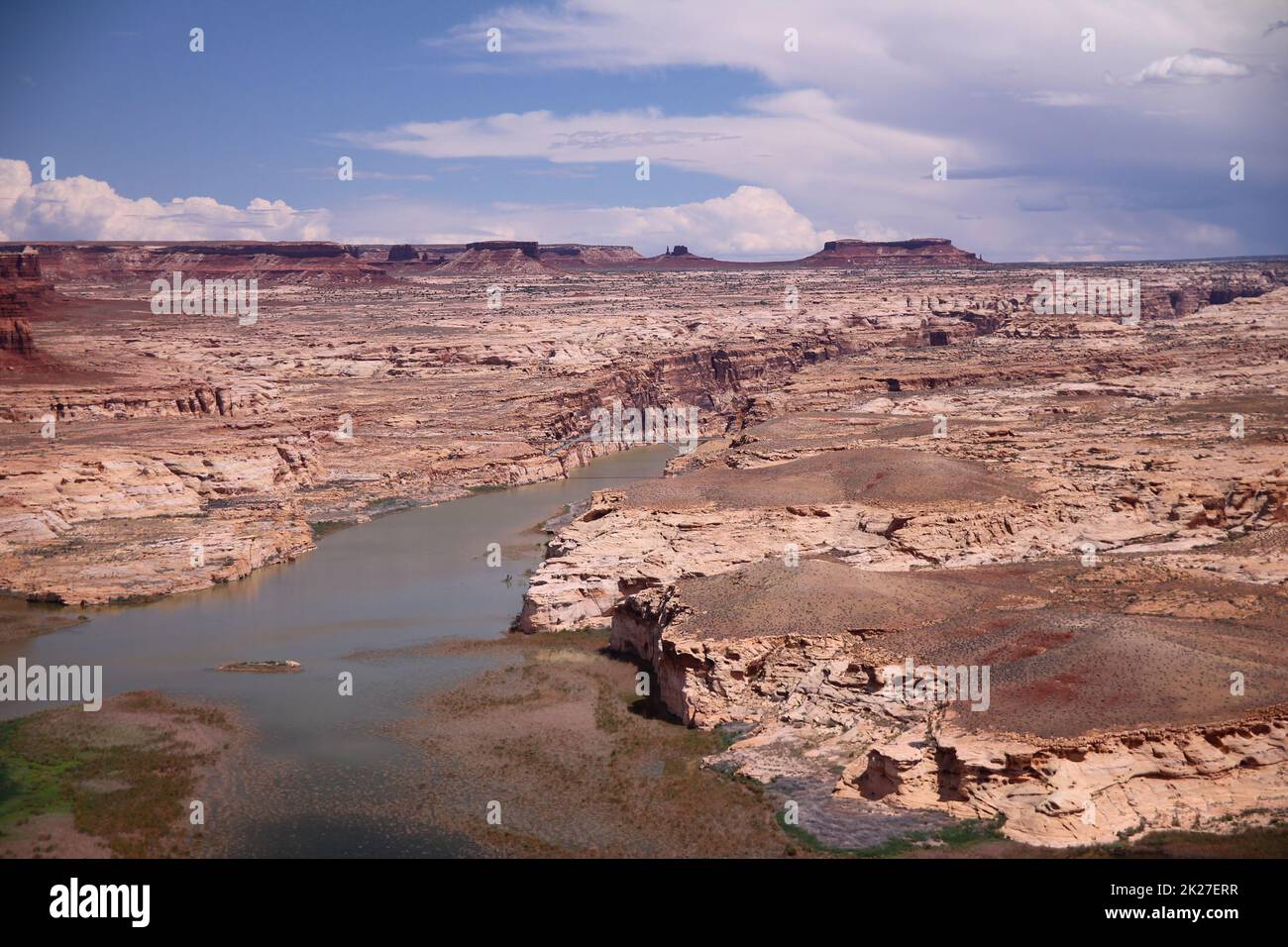 Colorado River in der Mitte des Canyons mit Hite-Brücke Stockfoto