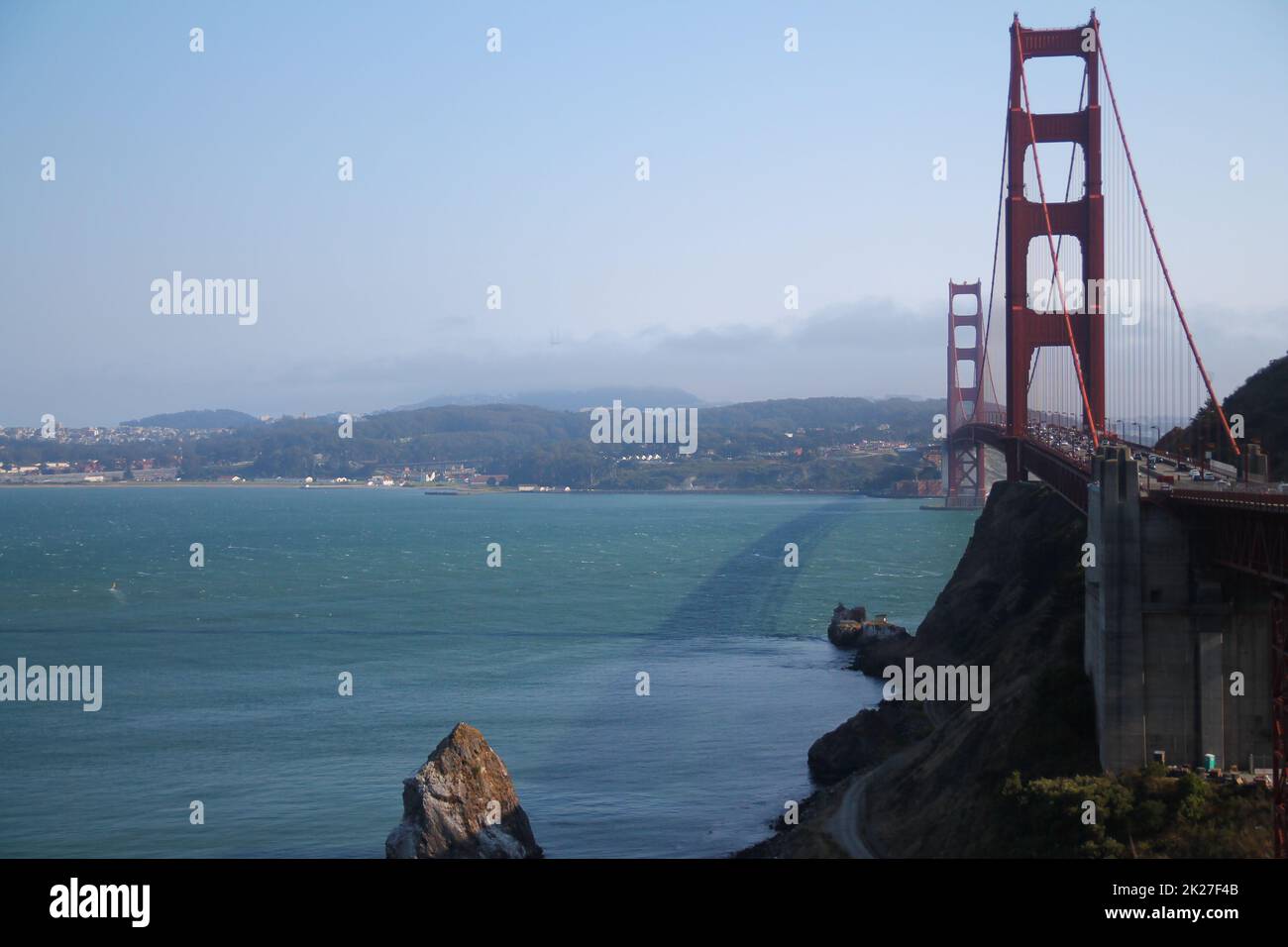 Der Felsen im Ozean zwischen der roten Golden Gate Bridge und der Stadt San Francisco Stockfoto