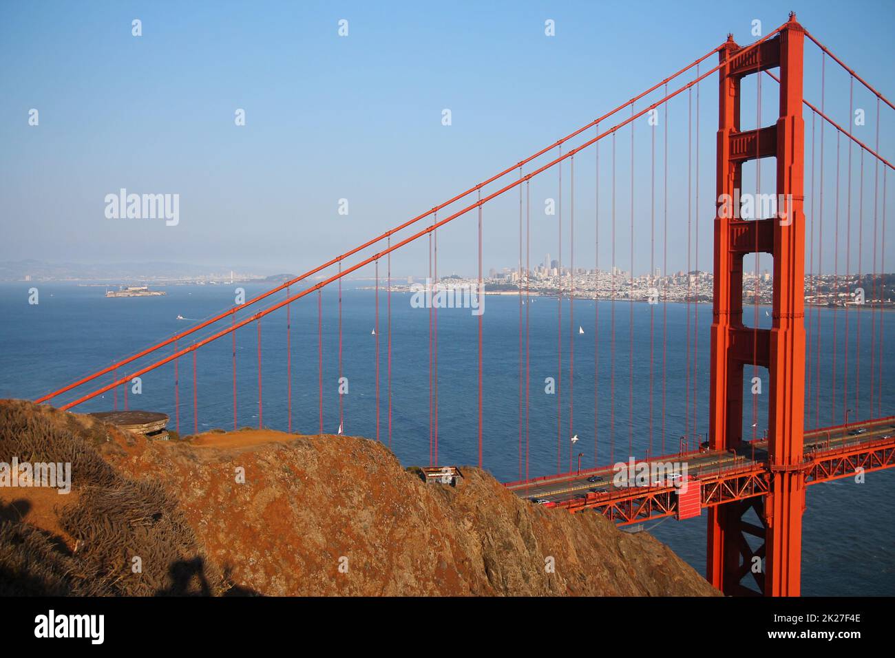 Das Rot der Golden Gate Brücke mit dem Blau des Ozeans und dem Braunen des Bodens Stockfoto