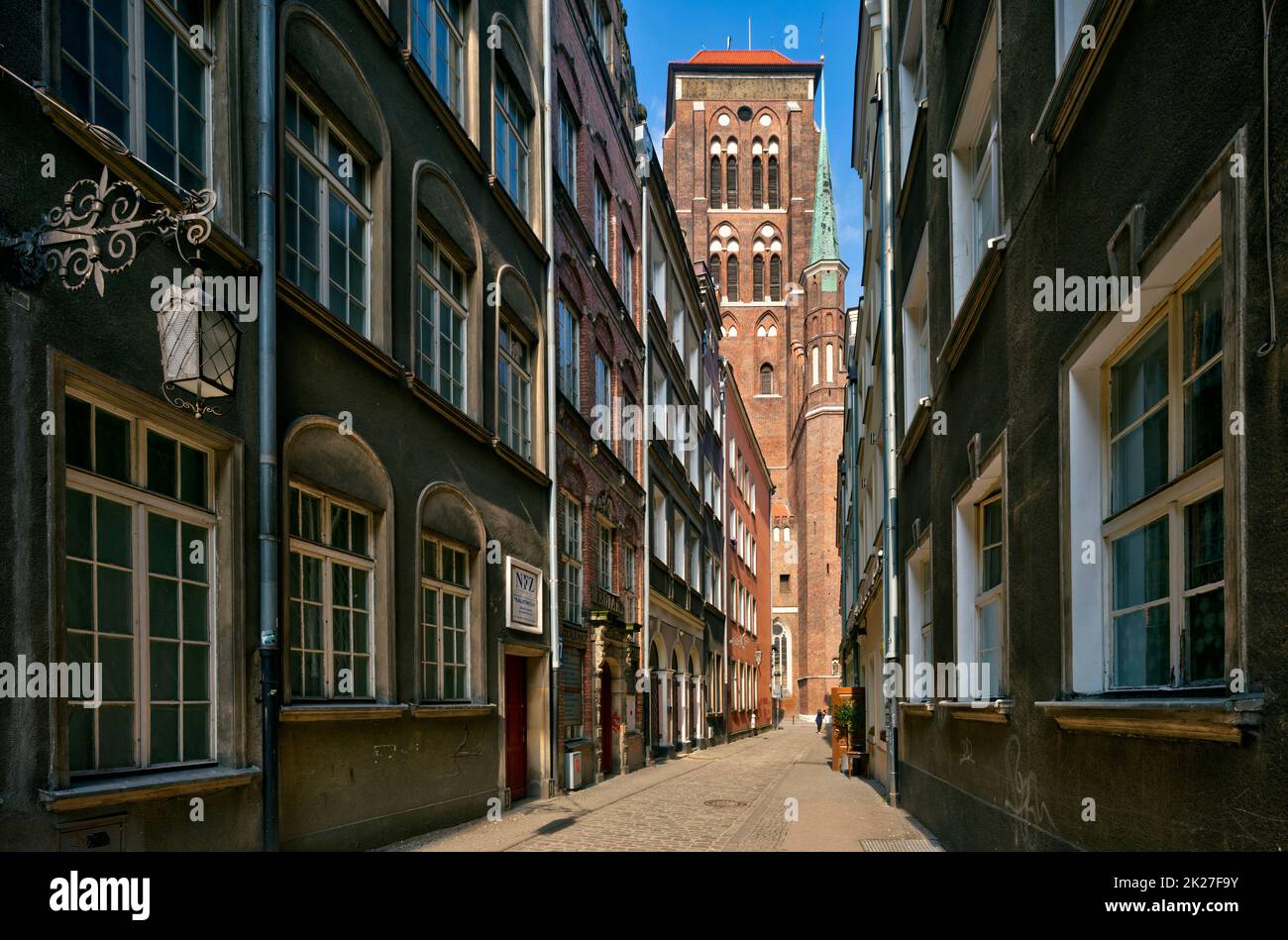 Polen, Gdańsk - Altstadt, Kaletnicza Straße und gotische Kirche St. Marienkirche Stockfoto