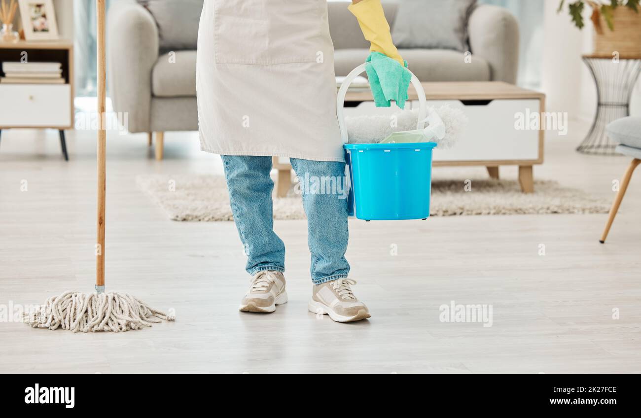 Beine der Hausputzerin mit Hausausstattung, Mopp und Eimer für Bodenhygiene, Staub und Schmutz. Mädchen, Putzfrau oder Angestellte, die Innenräume machen Stockfoto