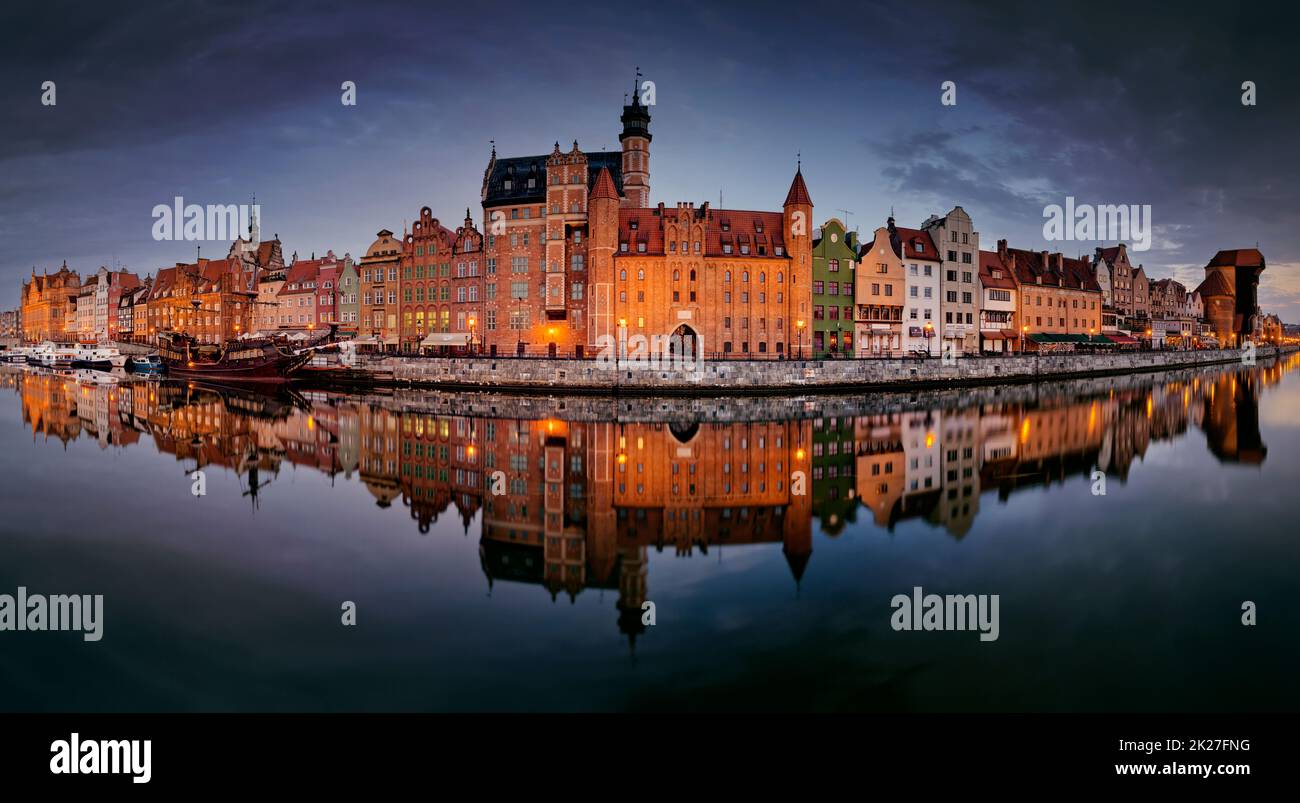 Wunderschönes Polen - Blick auf die Stadt Gdańsk vom Fluss Motława und dem alten Hafenkranich Stockfoto Wunderschönes Polen - Blick auf die Stadt Gdańsk vom Fluss Motława und dem alten Hafenkranich Stockfoto