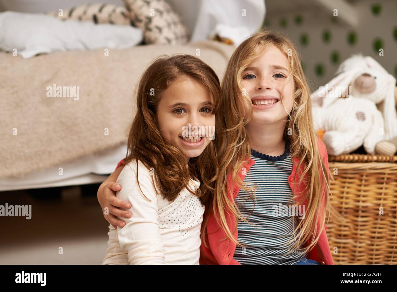 Beste Freunde für immer. Portrait von zwei kleinen Mädchen, die in Innenräumen Zeit miteinander verbringen. Stockfoto