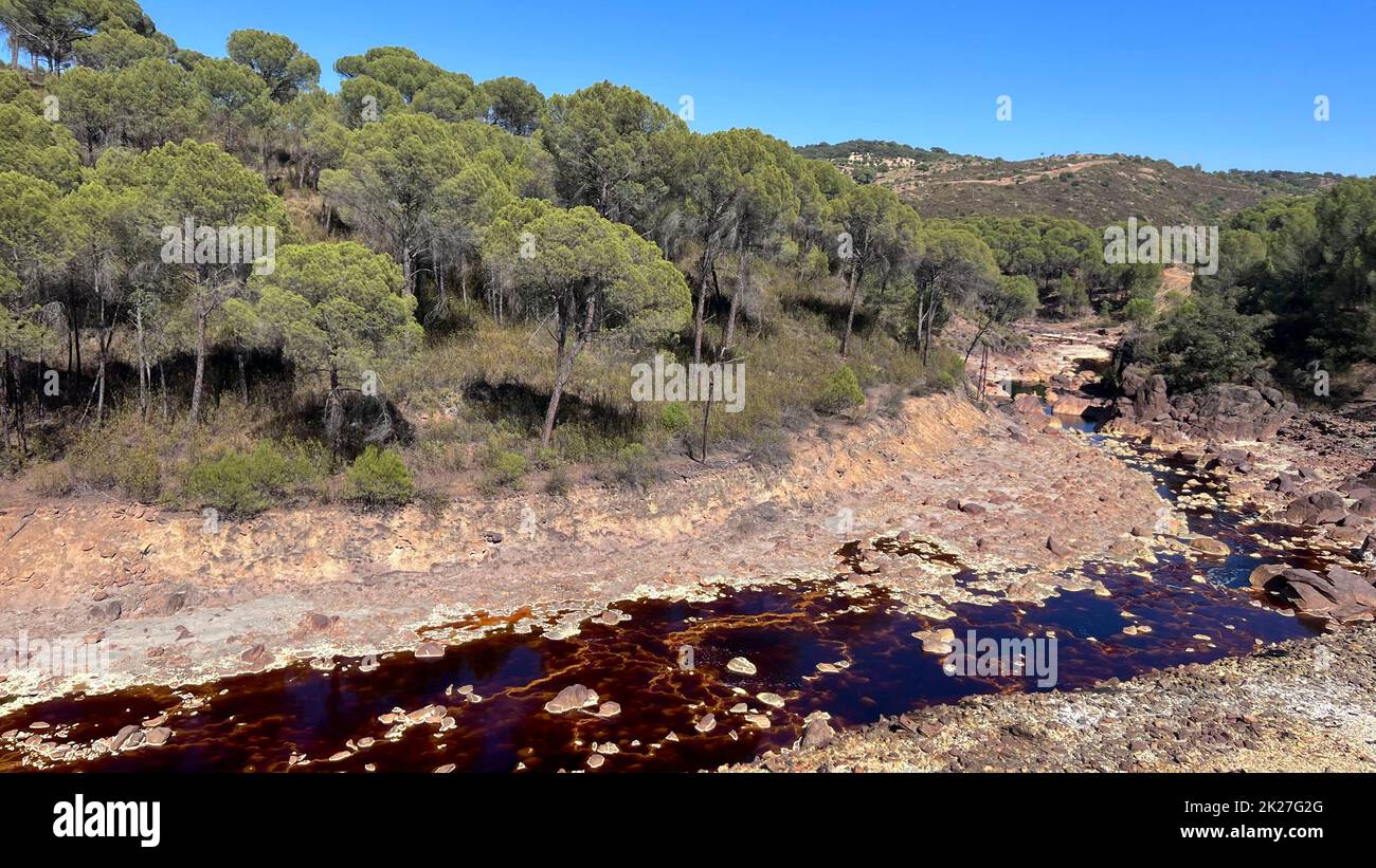 Flussbett des Riotinto Flusses im Bergbaugebiet von ​​Huelva Stockfoto