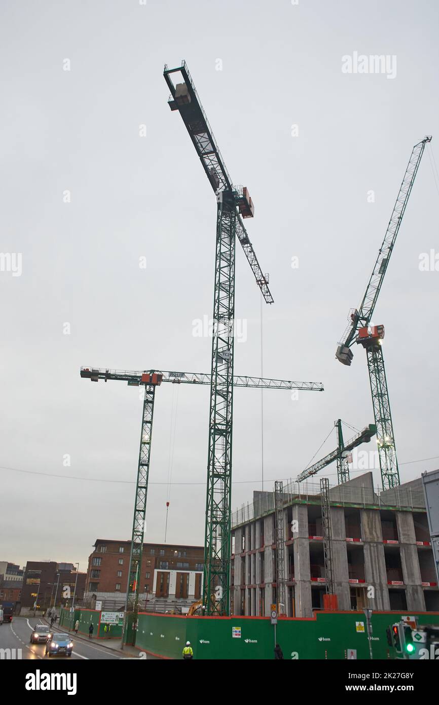 Dublin, Irland - 12.03.2021: Dublins Straßen mit Luas. Stockfoto