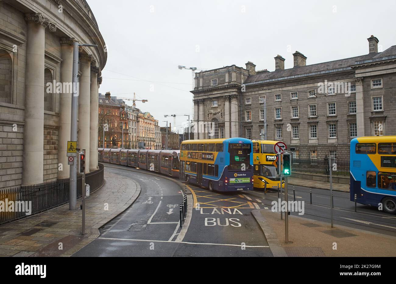 Dublin, Irland - 12.03.2021: Dublins Straßen mit Luas. Stockfoto