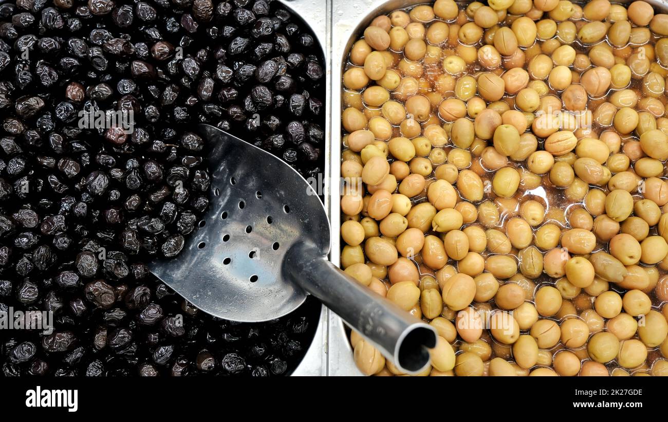 Schwarze und grüne Oliven zusammen. Stockfoto