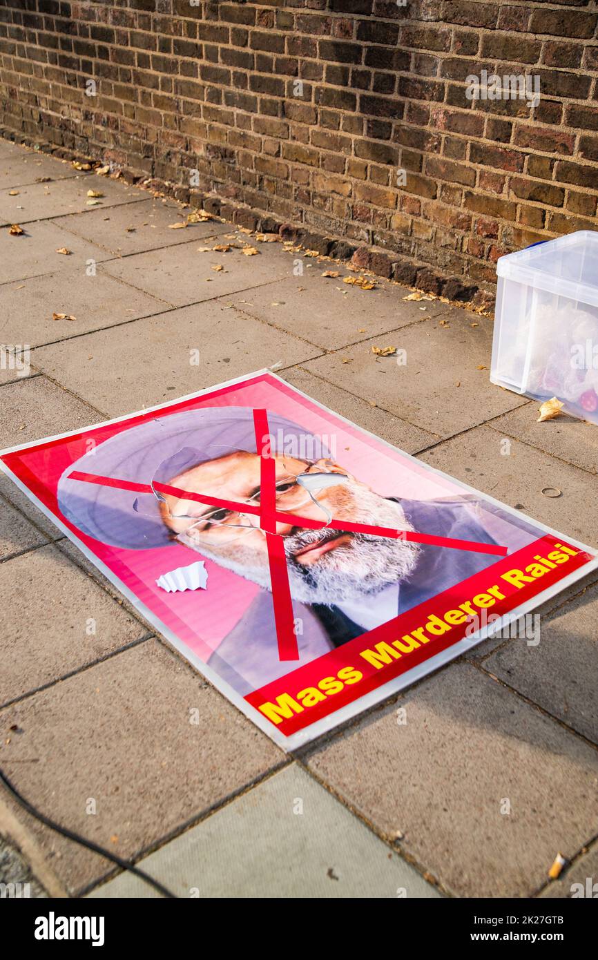 London, Großbritannien. 22. September 2022. Iraner in London protestieren vor der iranischen Botschaft, 16 Prince's Gate, London, SW7 1pt, gegen den Tod von Mahsa Amini. Rote Rosen auf einem Gedenktafel mit einem Foto von Mahsa Amini, auch bekannt als Jina Amini kurdischen Erbes, der jungen Frau, die während der Haft der Moralpolizei im Iran wegen eines angeblichen Verstoßes gegen die Vergeltung des Hijabs starb. Kredit: Peter Hogan/Alamy Live Nachrichten Stockfoto