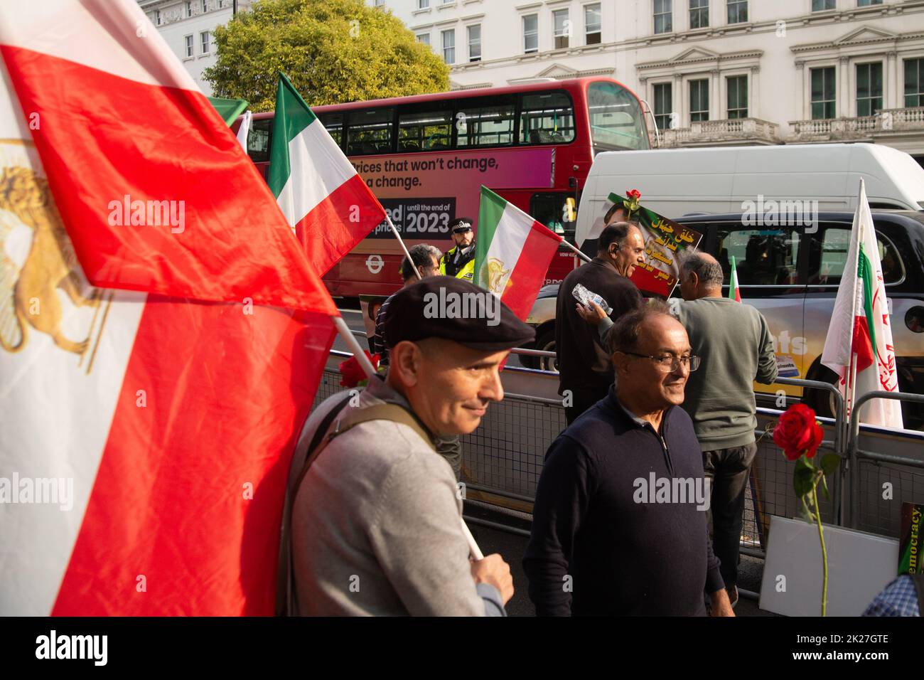 London, Großbritannien. 22. September 2022. Iraner in London protestieren vor der iranischen Botschaft, 16 Prince's Gate, London, SW7 1pt, gegen den Tod von Mahsa Amini. Rote Rosen auf einem Gedenktafel mit einem Foto von Mahsa Amini, auch bekannt als Jina Amini kurdischen Erbes, der jungen Frau, die während der Haft der Moralpolizei im Iran wegen eines angeblichen Verstoßes gegen die Vergeltung des Hijabs starb. Kredit: Peter Hogan/Alamy Live Nachrichten Stockfoto