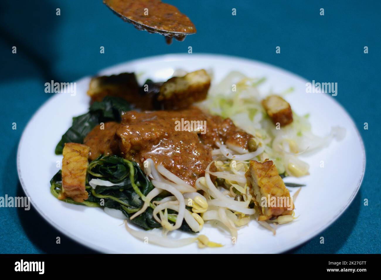 Pecel ist ein traditioneller javanischer Salat mit Erdnusssauce Stockfoto