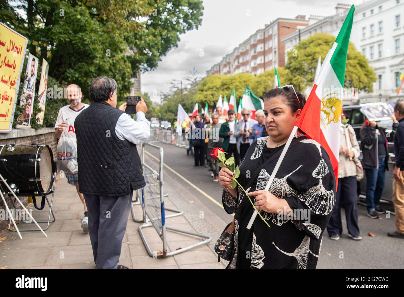 London, Großbritannien. 22. September 2022. Iraner in London protestieren vor der iranischen Botschaft, 16 Prince's Gate, London, SW7 1pt, gegen den Tod von Mahsa Amini. Rote Rosen auf einem Gedenktafel mit einem Foto von Mahsa Amini, auch bekannt als Jina Amini kurdischen Erbes, der jungen Frau, die während der Haft der Moralpolizei im Iran wegen eines angeblichen Verstoßes gegen die Vergeltung des Hijabs starb. Kredit: Peter Hogan/Alamy Live Nachrichten Stockfoto