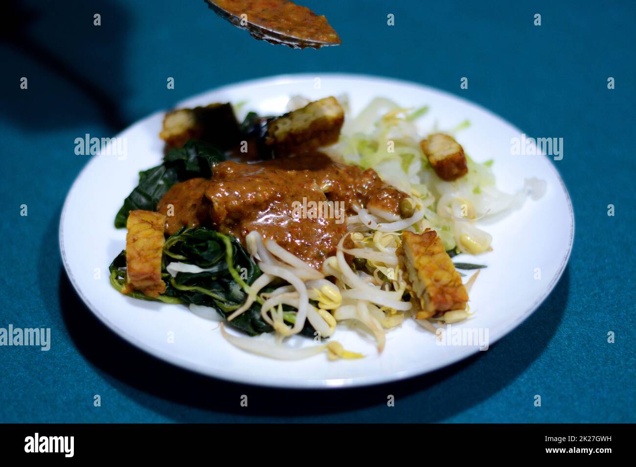 Pecel ist ein traditioneller javanischer Salat mit Erdnusssauce Stockfoto