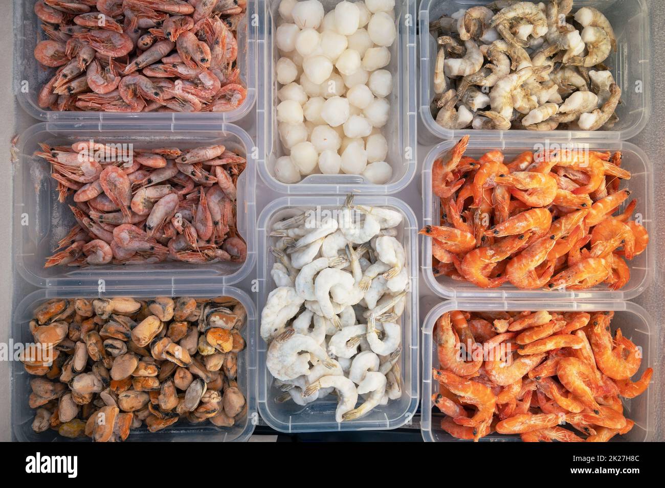 Gefrorene Meeresfrüchte im Kühlschrank auf dem Fischmarkt. Stockfoto