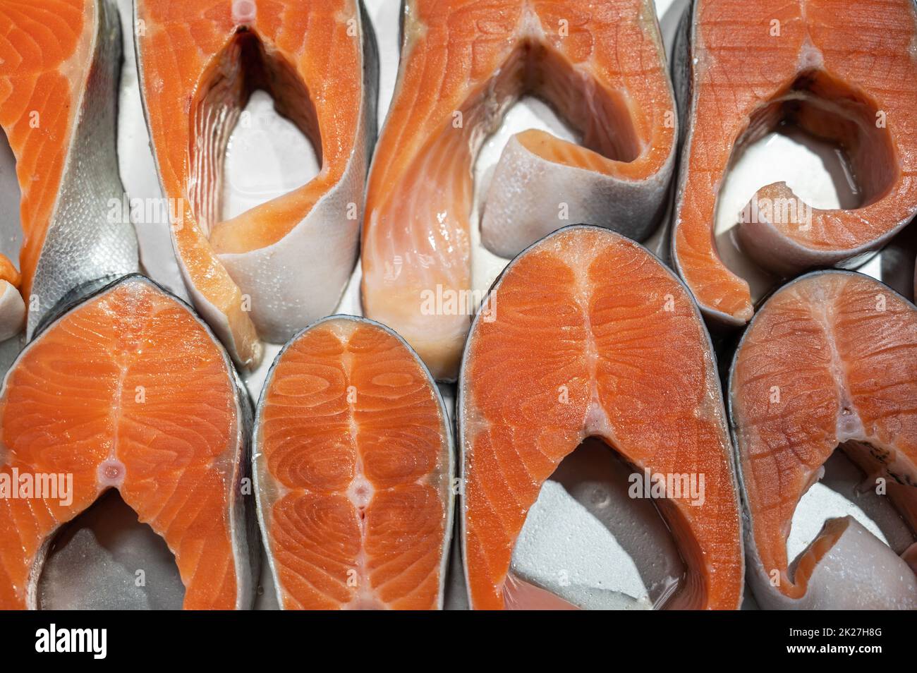 Lachssteaks, Fisch aus nächster Nähe auf einem Markt Stockfoto