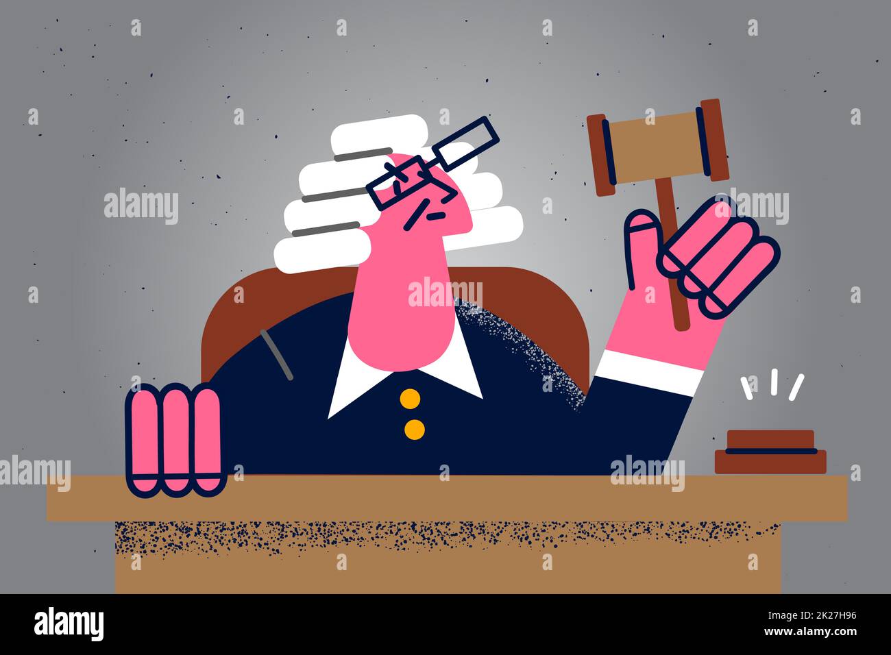 Männlicher Richter in Perücke hält Hammer vor Gericht Stockfoto