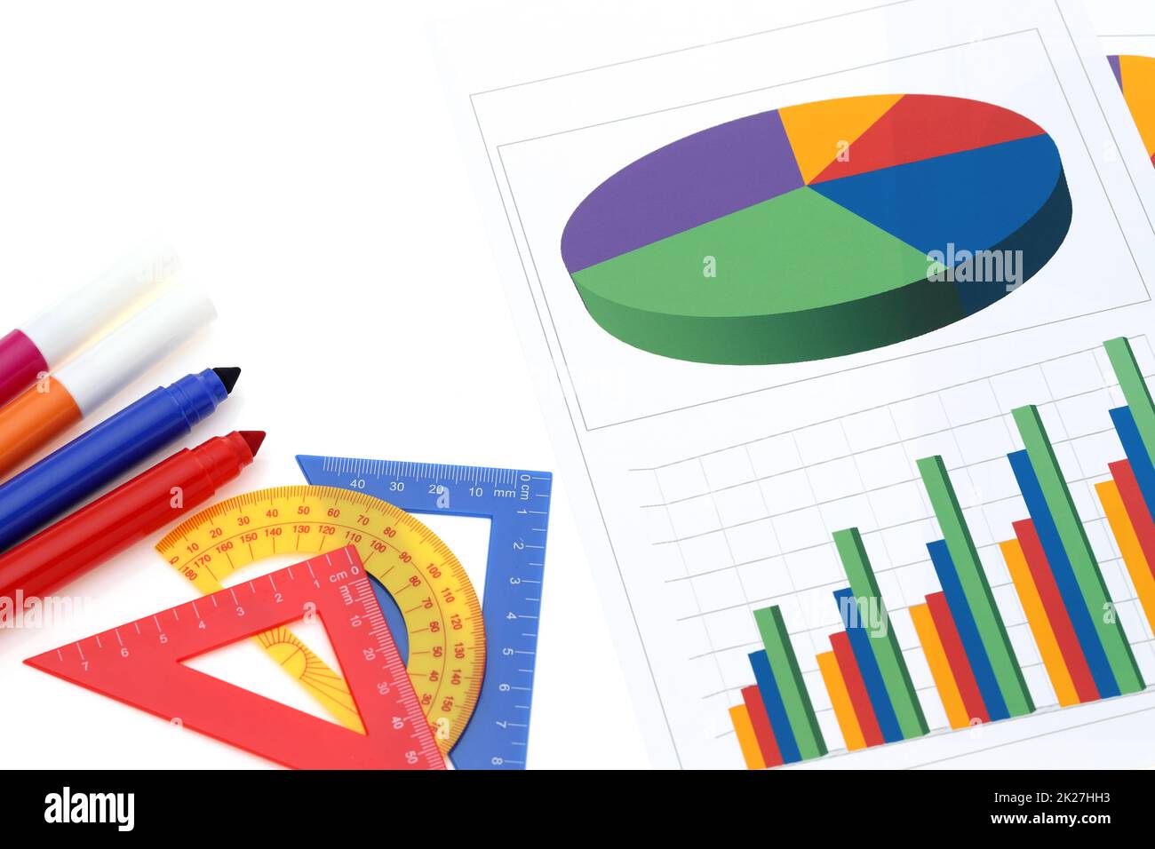 Schul-, Bildungs- und Lernkonzept - gezeichneter Graph mit Markierungsstiften und Lineal Stockfoto