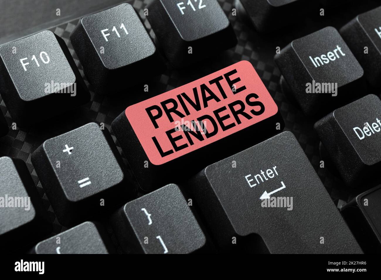 Inspiration mit Schild „Private Lender“. Internet-Konzept eine Person oder Organisation, die Geld leiht, um Auszubildende beim Tippen von Online-Einladungsschreiben, Korrigieren des Textverarbeitungsprogramms zu zeigen Stockfoto