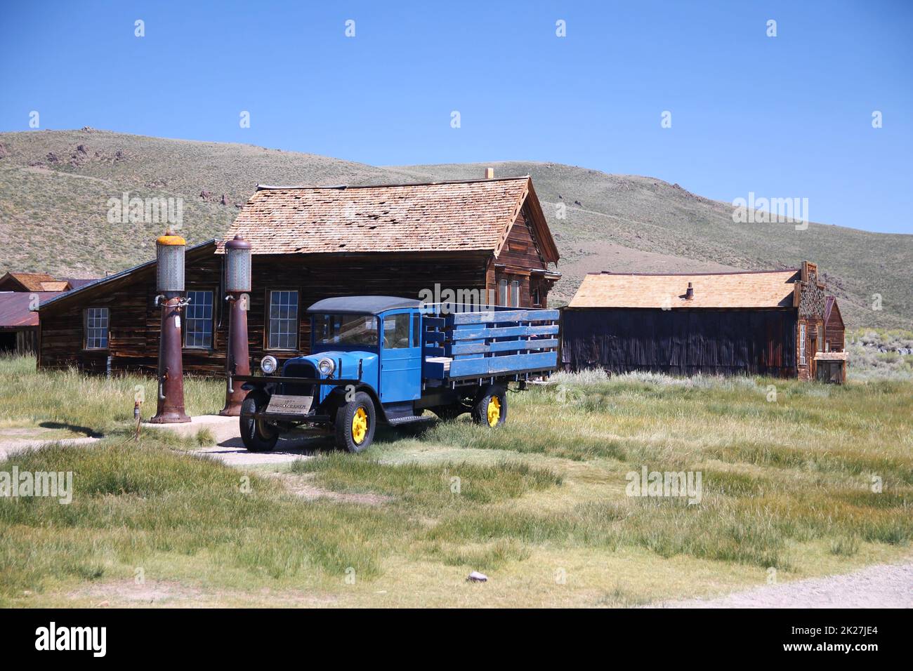 Die verlassene Tankstelle und der blaue Truck der Bodie Geisterstadt in der Wüste Stockfoto