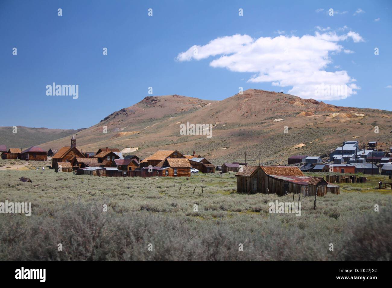 Die wunderschönen Ruinen der Goldrauschstadt Bodie mit den Bergen und der Wüste Stockfoto