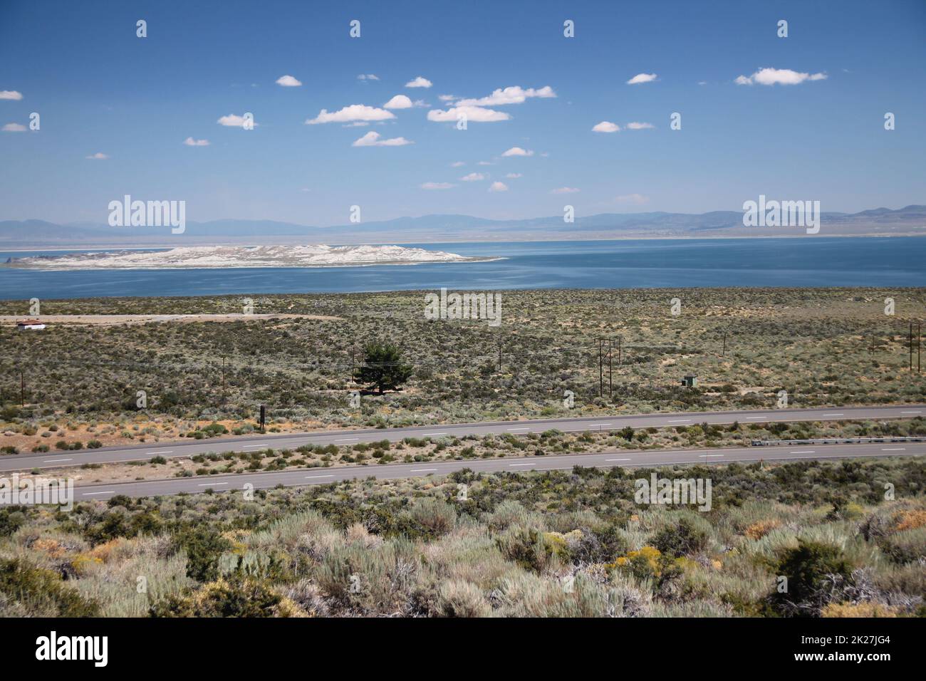 Die Schönheit des Mono-Sees vom Bergaussichtspunkt darüber Stockfoto