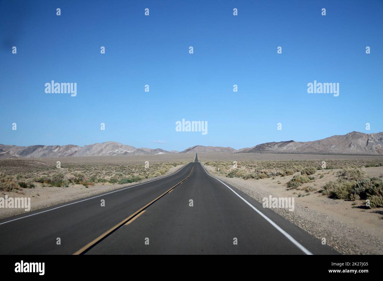 Endlose Straße mitten in der Death Valley Wüste Stockfoto