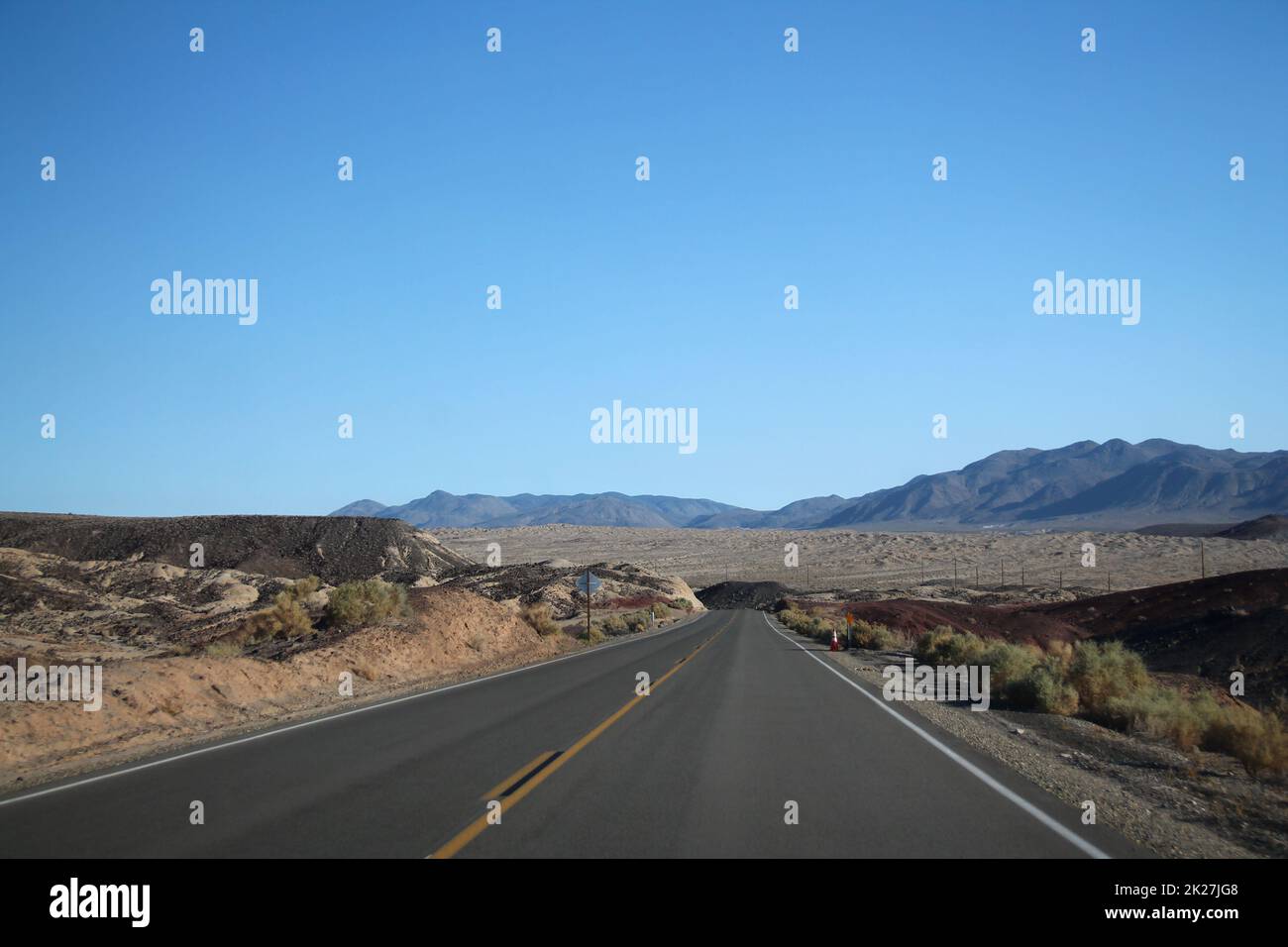 Death Valley Straße durch die Wüste zu den Bergen in der Ferne Stockfoto