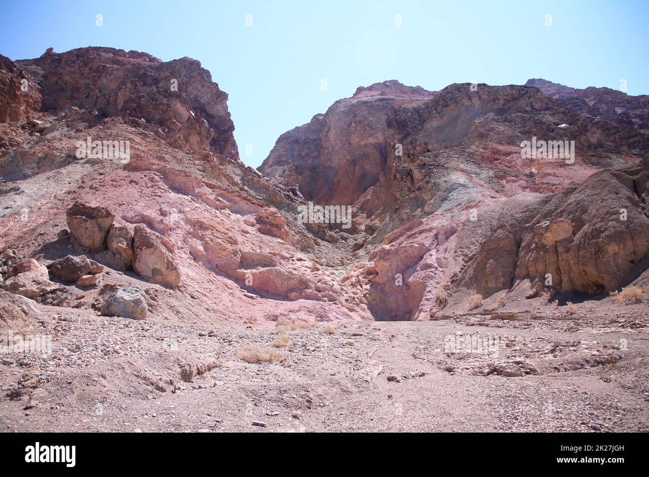 Die rosa Felsen des Canyons mit den heißen Steinen des Death Valley Stockfoto