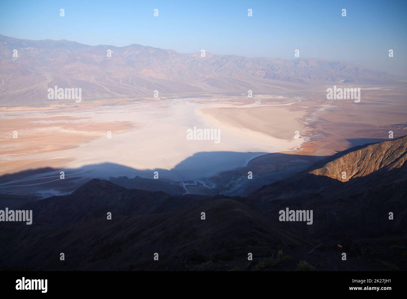 Der weiße, salzgetrocknete See des Badwater Basin vom Gipfel des Berges Stockfoto