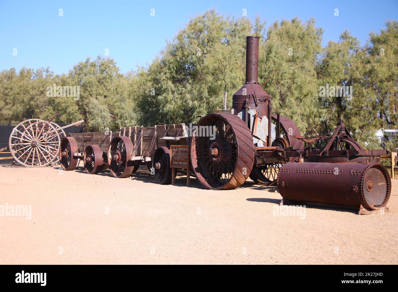 Die verlassenen Rostmaschinen unter der verrückten heißen Sonne der Death Valley Wüste Stockfoto