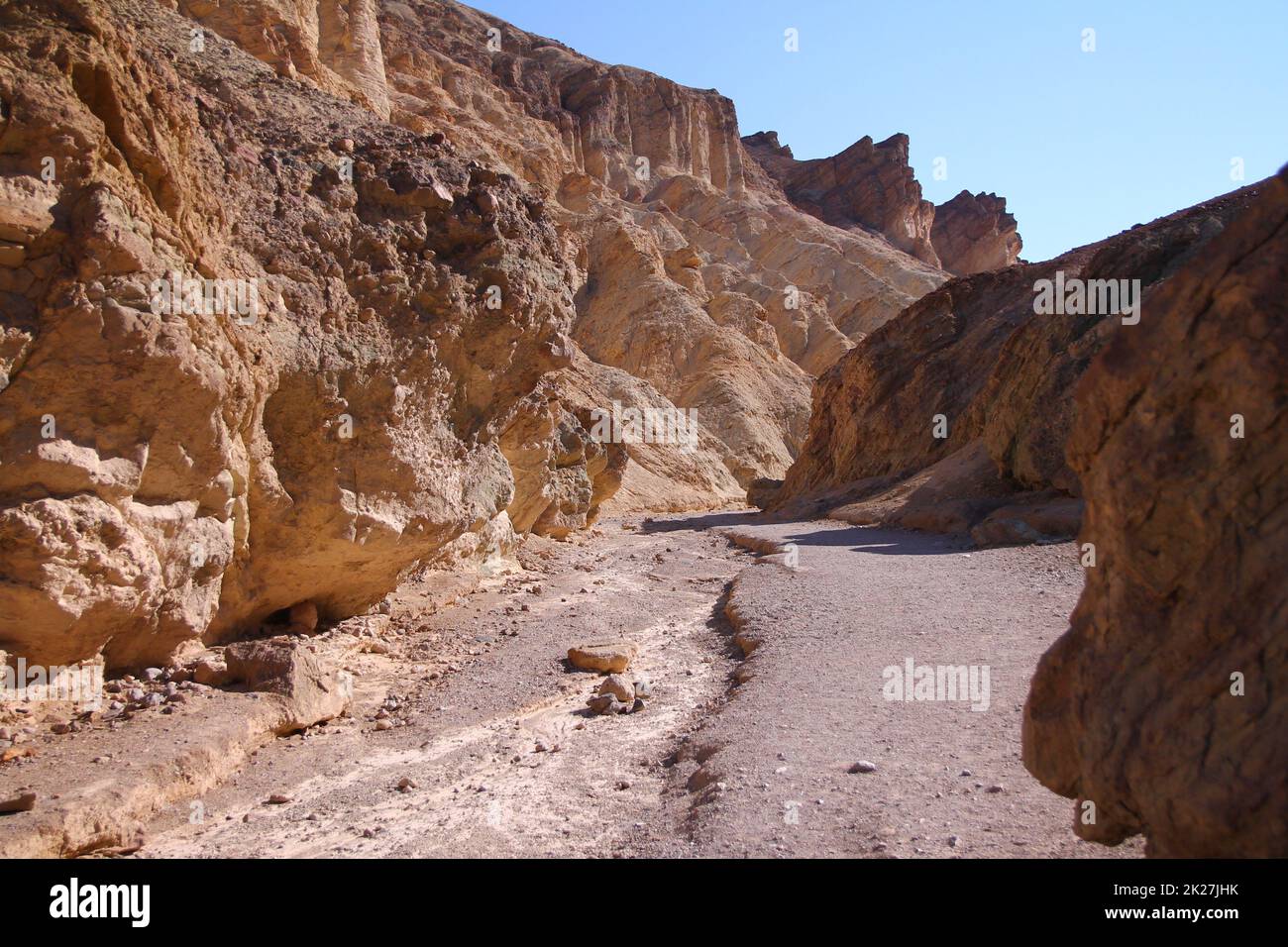 Die Farben der Felsen unter der heißen Sonne des Death Valley Stockfoto