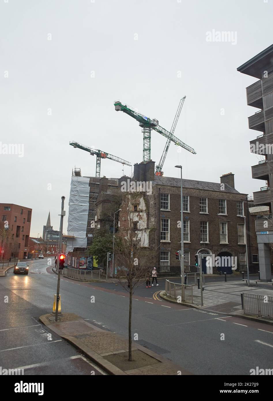 Dublin, Irland - 12.03.2021: Dublins Straßen mit Luas. Stockfoto