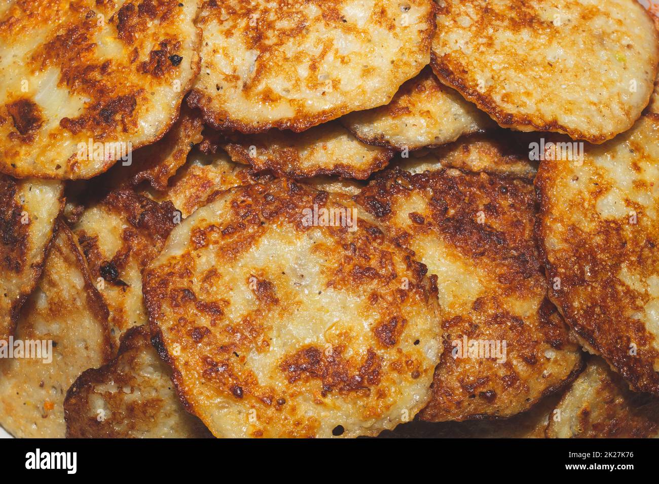 Hausgemachte Kartoffelpfannkuchen aus der Nähe. Traditionelles Essen Stockfoto