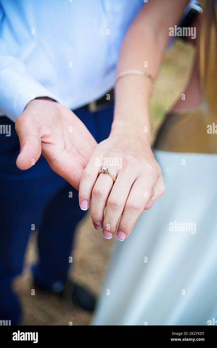 Heirate mich heute. Frisch verheiratetes Paar, das Händchen hält, Hochzeitsfoto. Stockfoto