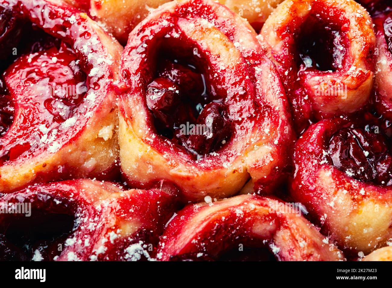 Frischer Quark mit Kirschen. Stockfoto