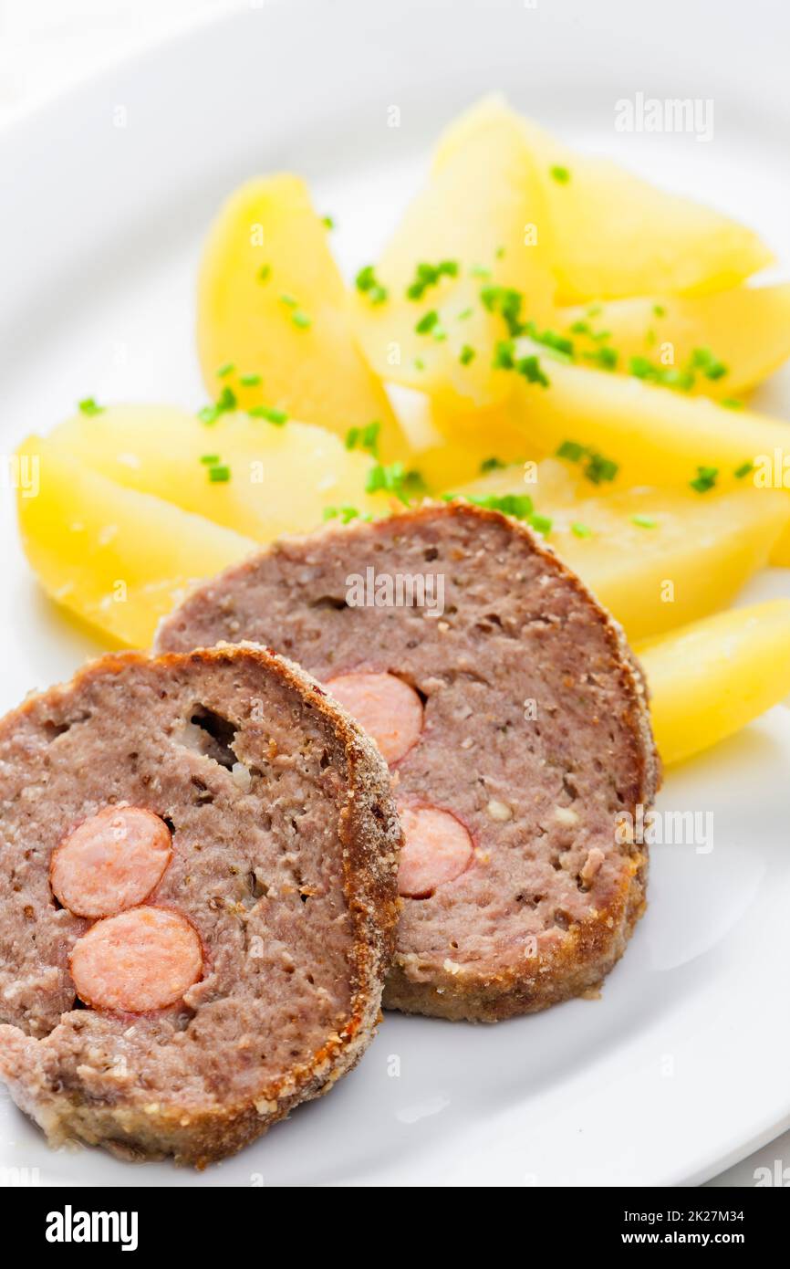 Hausgemachter Fleischkuchen, gefüllt mit Wurst Stockfoto