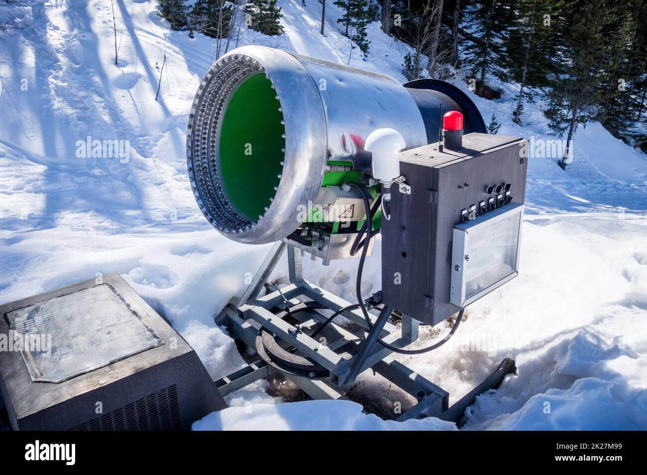 Schneekanone in einem Skigebiet Stockfoto