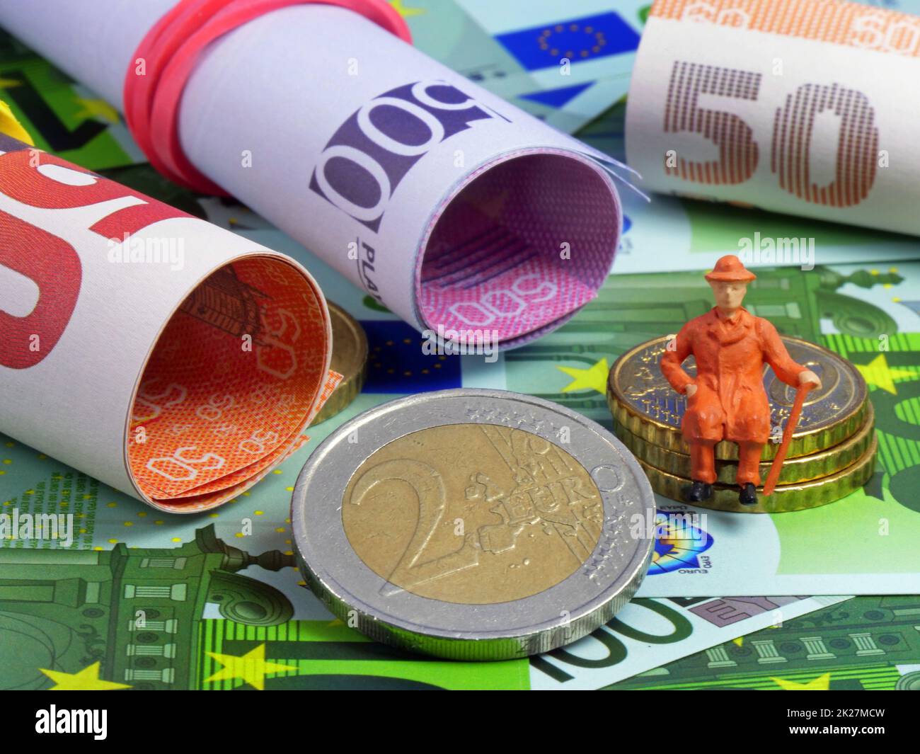 Die Rente als Symbolbild mit Euro-Banknoten und -Münzen Stockfoto